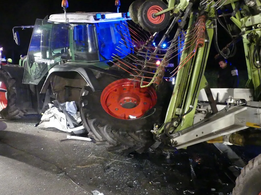Wittkopsbostel – Kleintransporter kollidiert im Kurvenbereich mit landwirtschaftlichen Gespann
