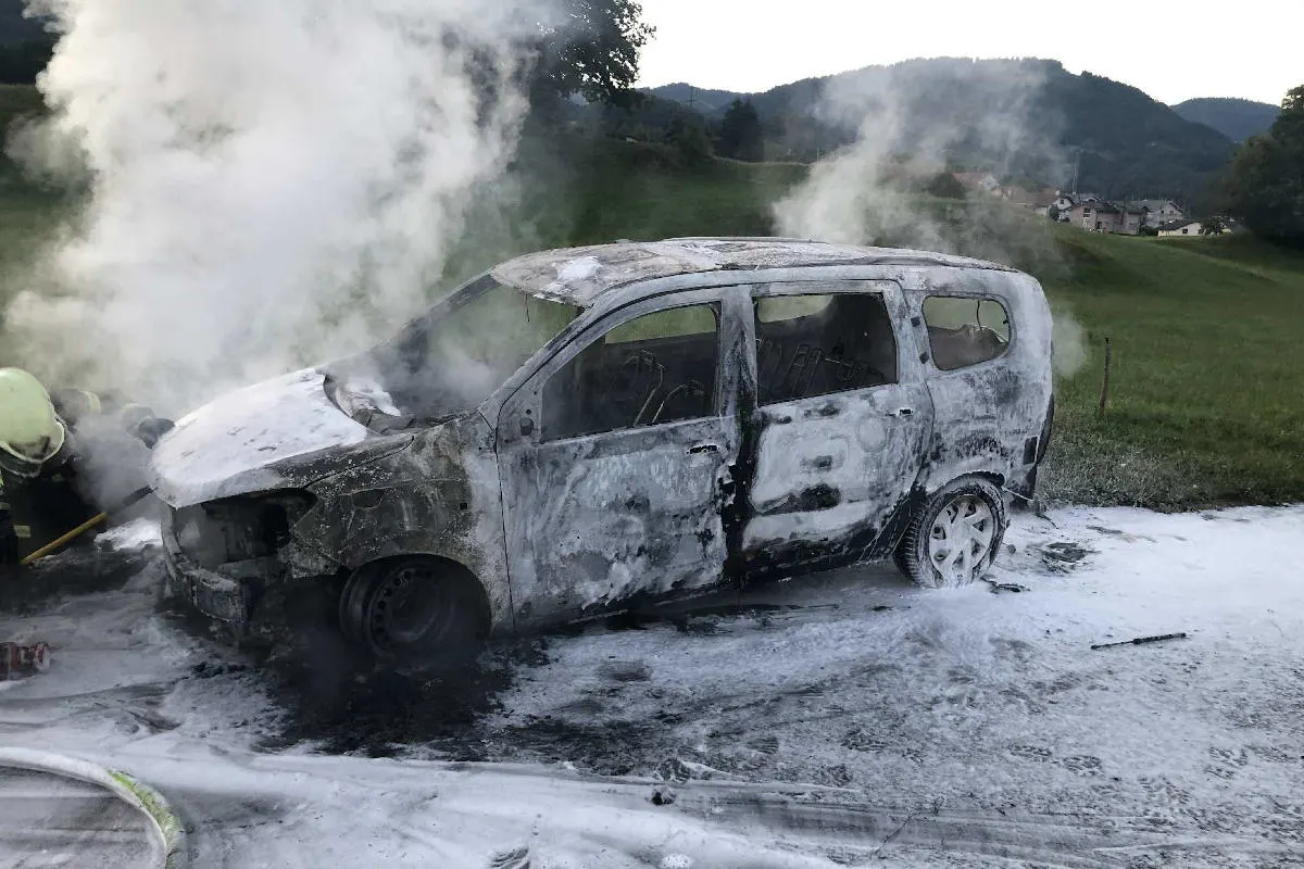 Brand in Châtel-St-Denis FR – Nach einem technischen Problem fängt ein Auto Feuer