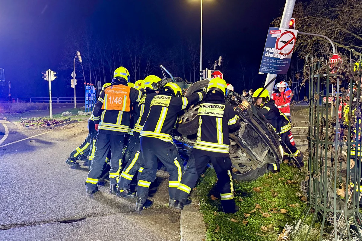 Hattersheim – Fahrerin nach Unfall aus Auto befreit