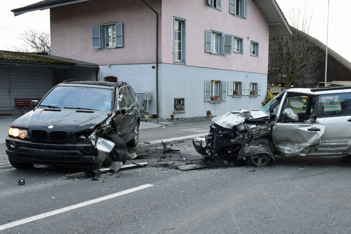 Ettiswil LU - Auto gerät auf Gegenfahrbahn - Heftige Frontalkollision!