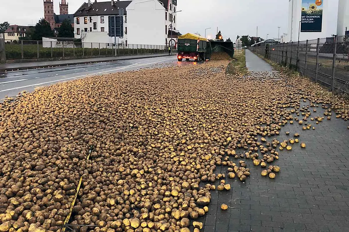 Worms - Umgekippter Kartoffeltransport führt zur Vollsperrung der Fahrbahn