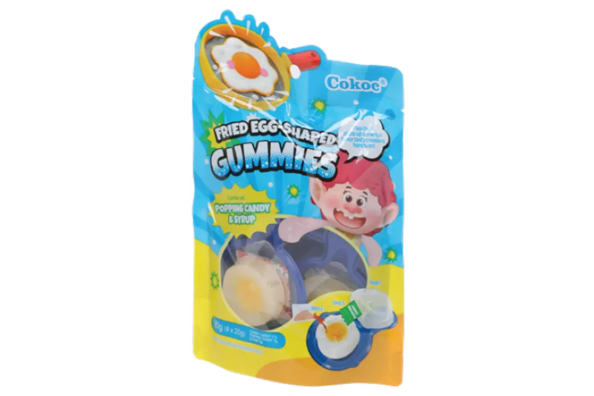 Eine bunte Verpackung mit gummiartigen Süßigkeiten, die wie Spiegeleier geformt sind, ist zu sehen.