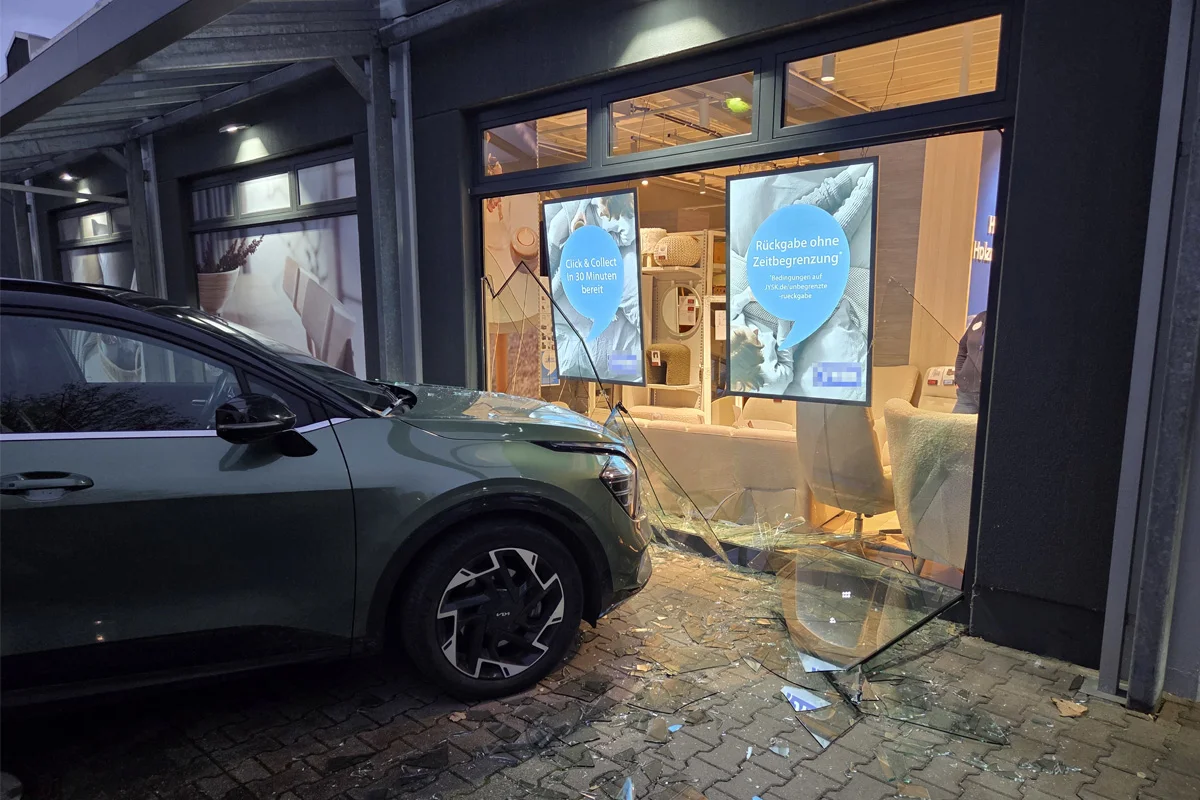 Holzminden NI – Pkw fährt beim Einparken durch Schaufenster