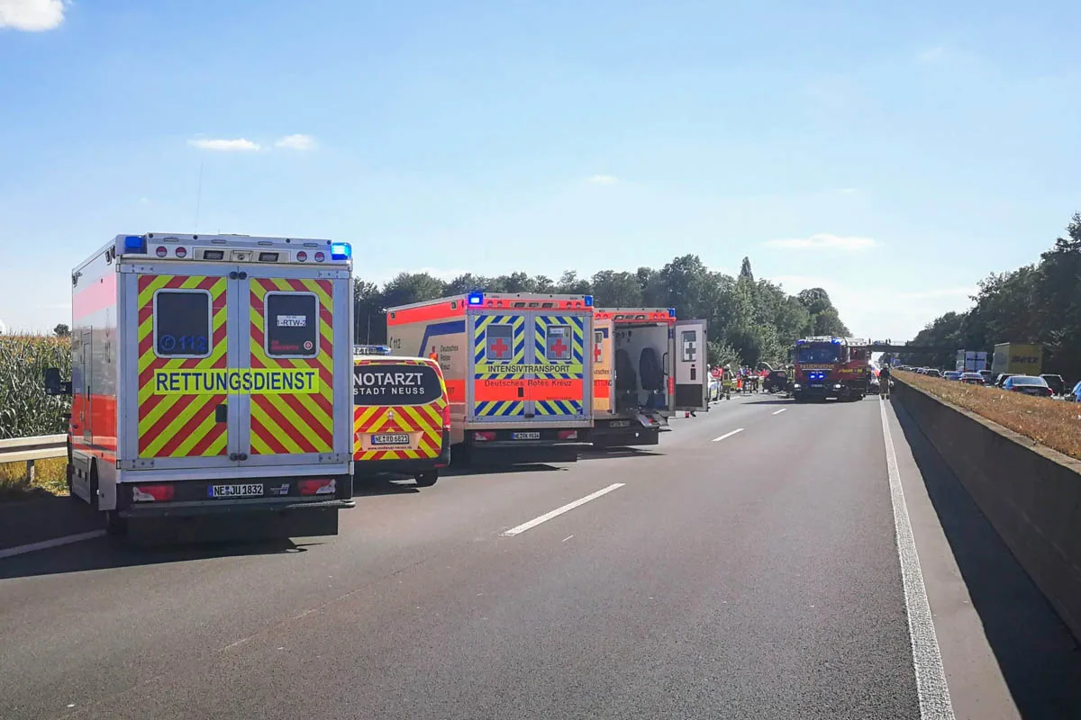 Grevenbroich - Schwerer Verkehrsunfall - Neun Personen teils schwer verletzt