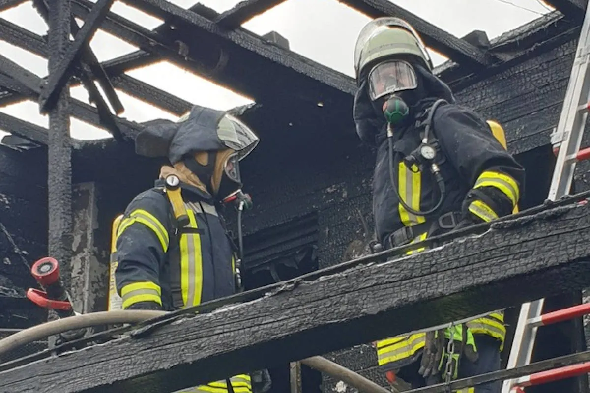 Düren – Brennender Gartenzaun löst Großeinsatz der Feuerwehr aus