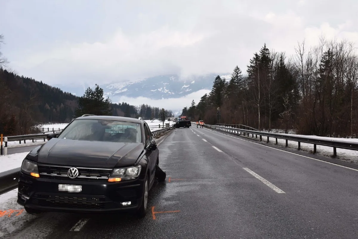 Landquart GR - Heftige Streifkollision auf der N28