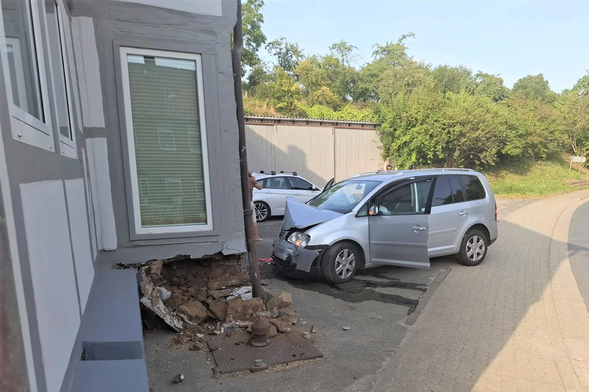 Bad Salzdetfurth NI – Pkw prallt in Fachwerkhaus