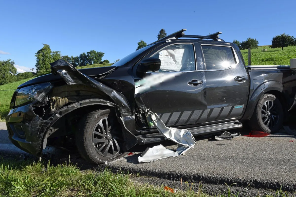 Unfall in Pfaffnau LU - Kollision zwischen Lieferwagen und Auto – Lenker im Lieferwagen verletzt
