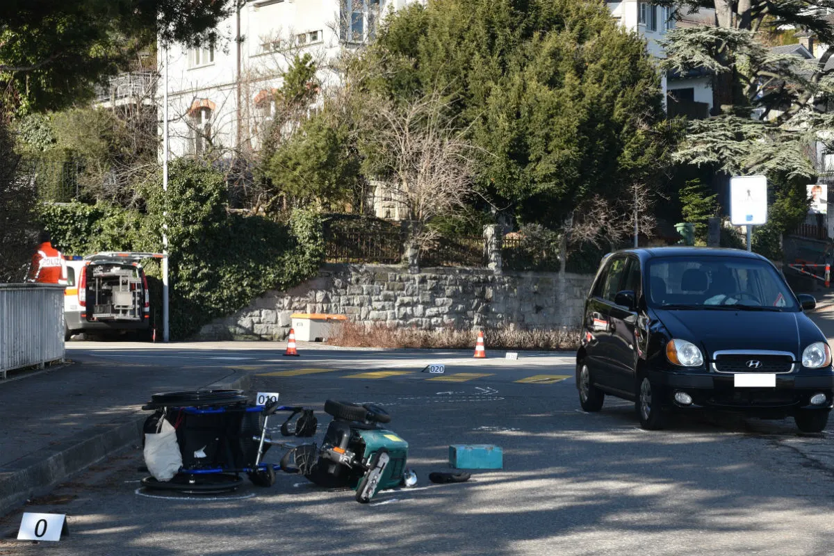 Kilchberg ZH - Rollstuhlfahrer bei Kollision schwer verletzt
