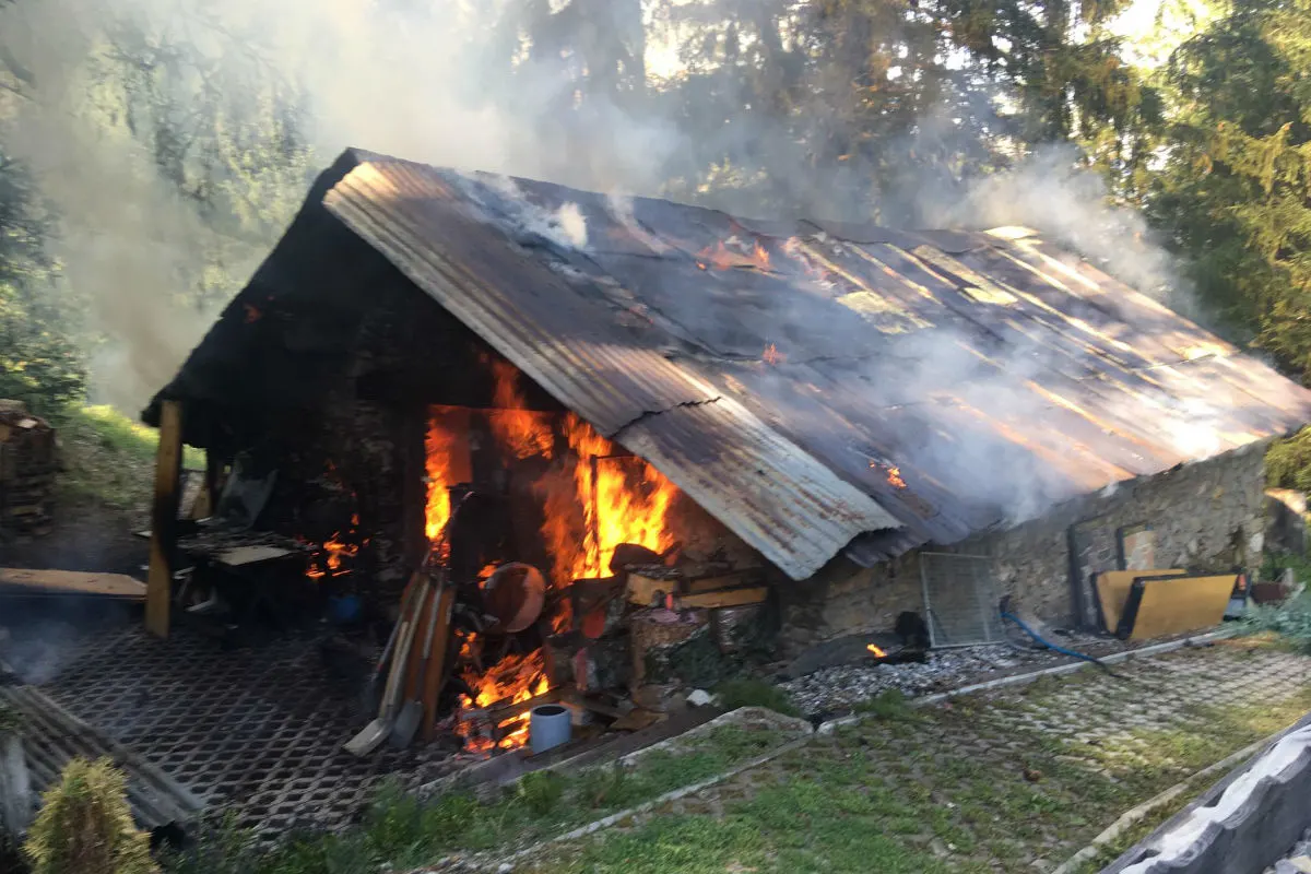 Arbaz VS - Brand eines Hangars