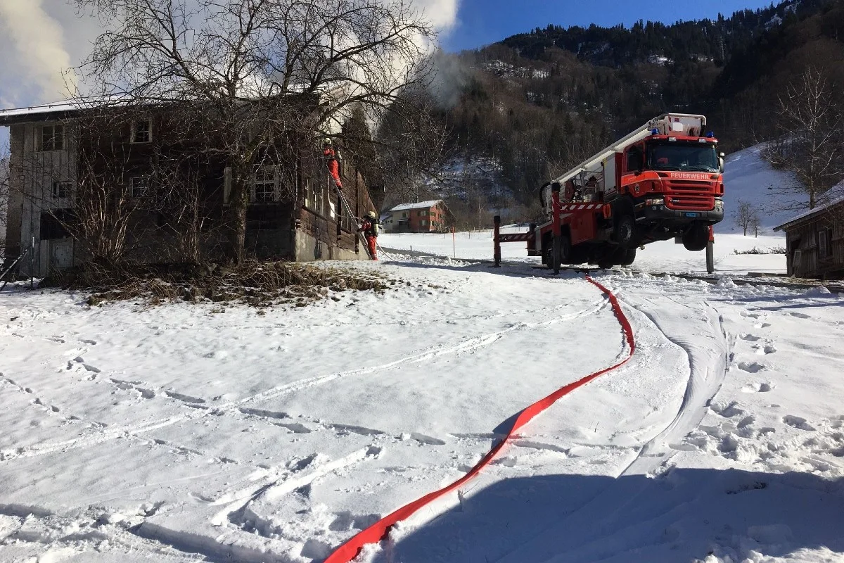 Haslen GL - Plötzlich brannte es im unbewohnten Haus