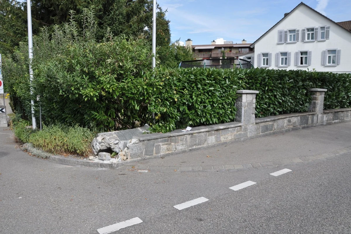 Zeugenaufruf aus Zuchwil SO - Unbekannter fährt in Gartenmauer und danach davon 