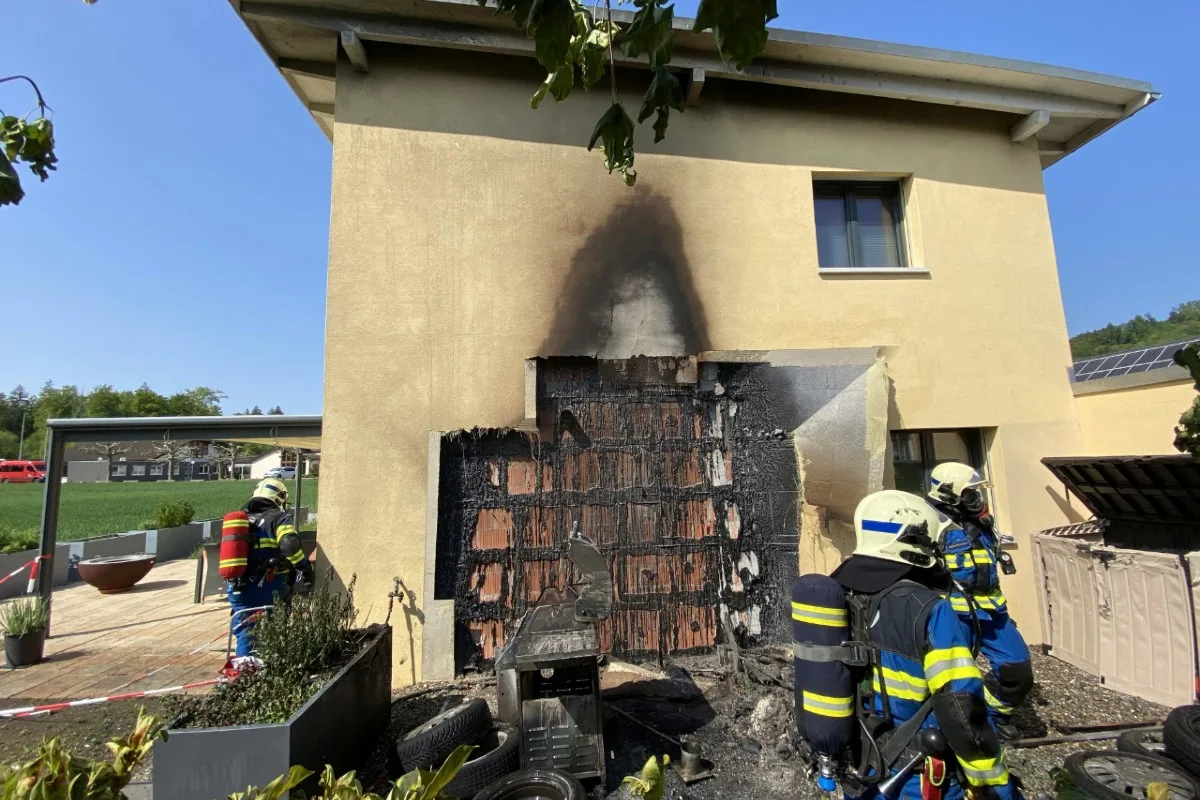Brunegg AG - Gartenhäuschen  wohl wegen Fahrlässigkeit durch Brand zerstört
