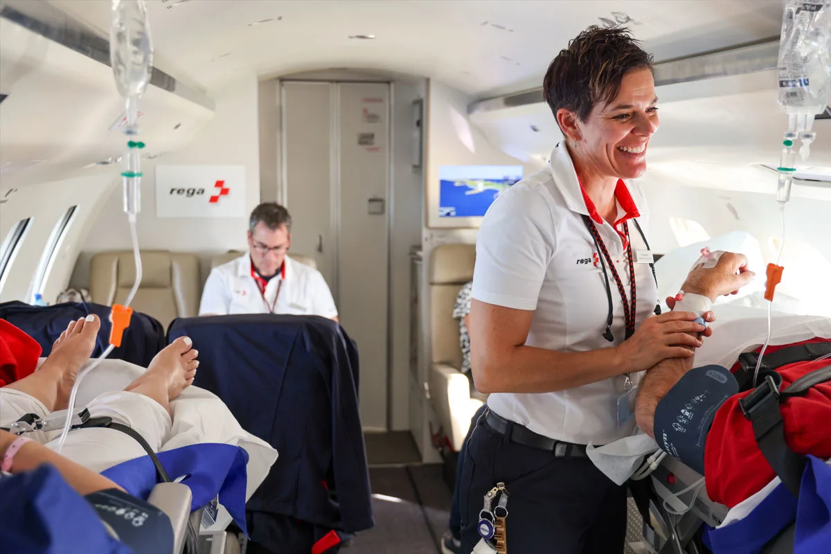 Rega fliegt 2025 mehr Einsätze und hilft täglich 36 Patienten
