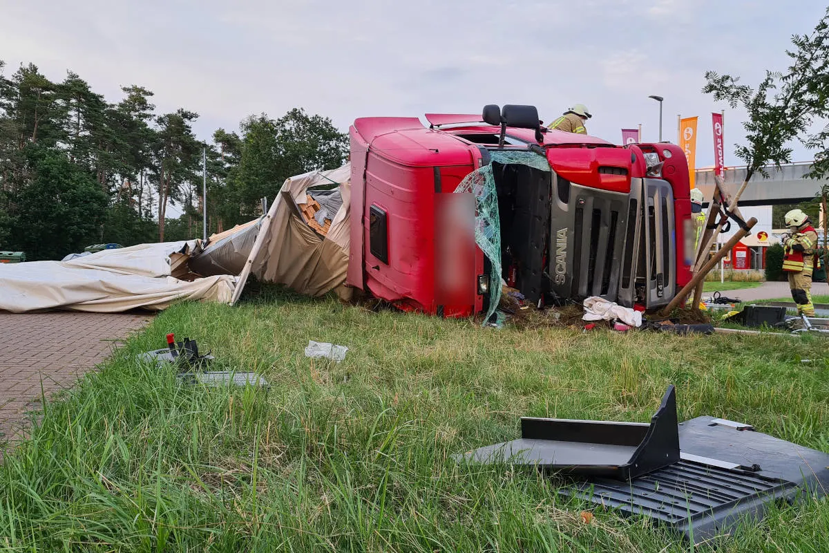 Lehrte – LKW Fahrer stößt mit Gebäude und zwei Pkw zusammen und stürzt um.