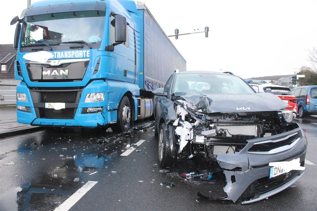 Kreuzau – Kollision zwischen Pkw und Lkw-Zug