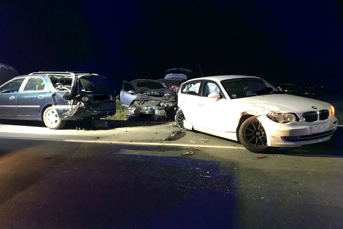Essenheim - 18-Jähriger verursacht in fahrunfähigem Zustand Unfall mit mehreren Fahrzeugen!