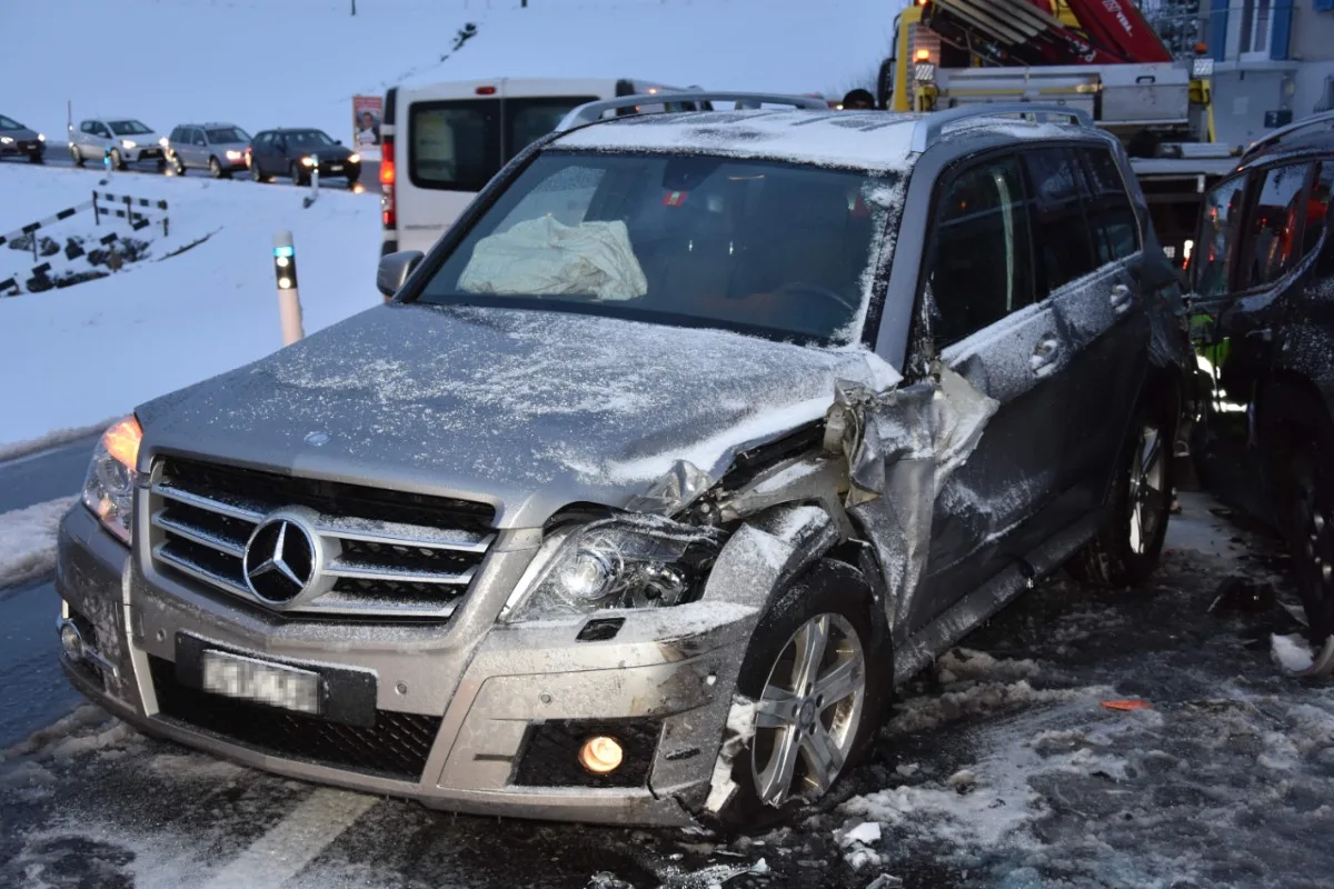 Ricken SG - 22-jährige Autolenkerin gerät auf die Gegenfahrbahn - 5 Verletzte!
