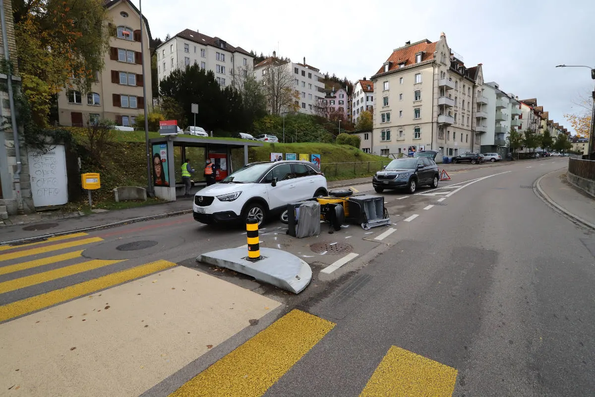 Unfall in St.Gallen – Mit Kleinmotorrad in Auto gekracht
