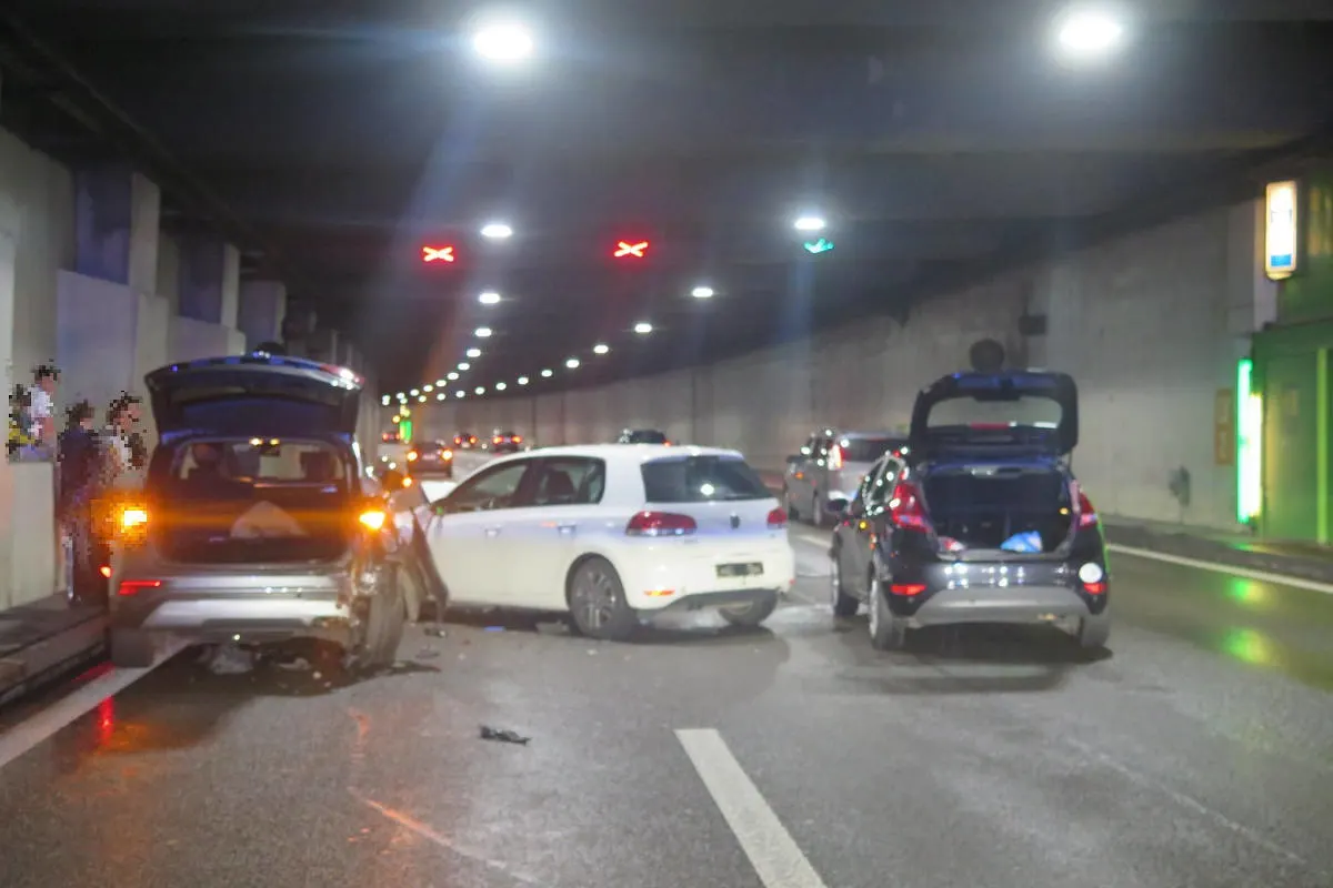Massencrash A2 Muttenz BL – Kollision mit vier beteiligten Fahrzeugen 