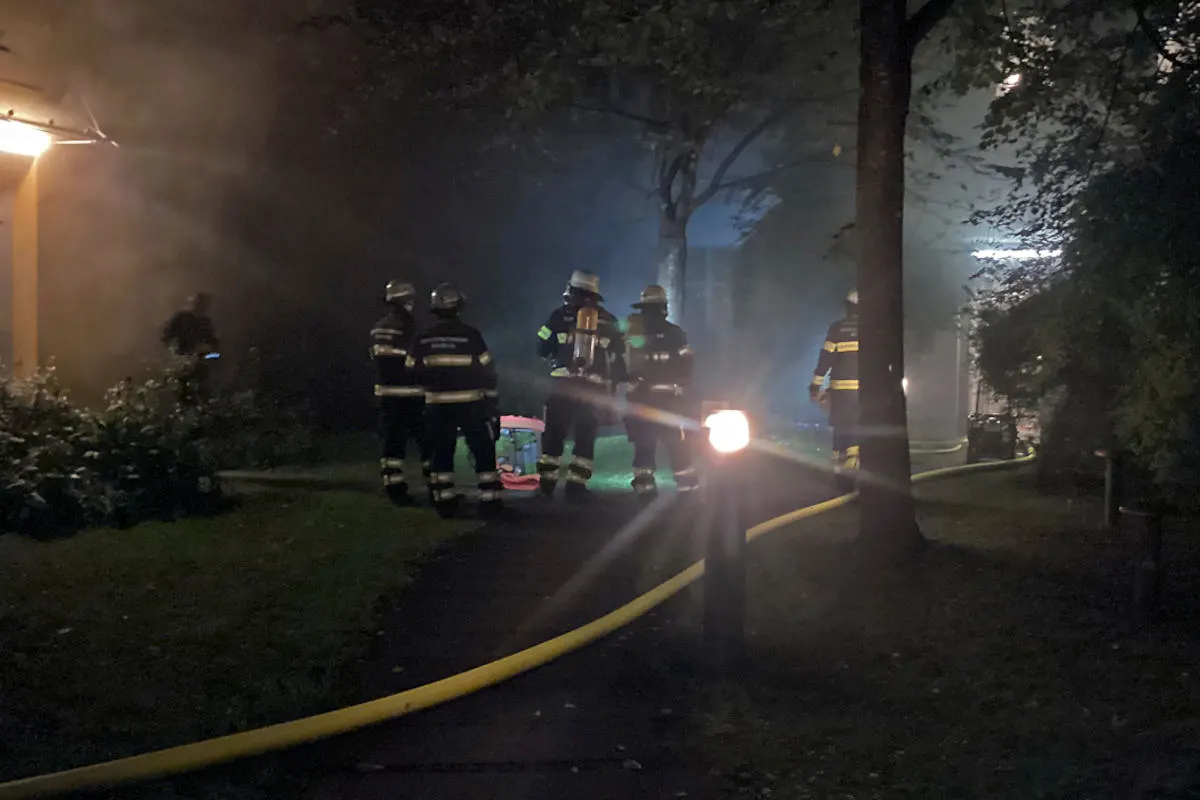 München - Nächtlicher Wohnungsbrand