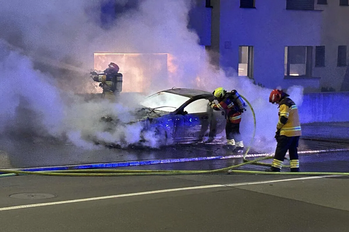 Küssnacht SZ - Auto gerät während der Fahrt in Brand