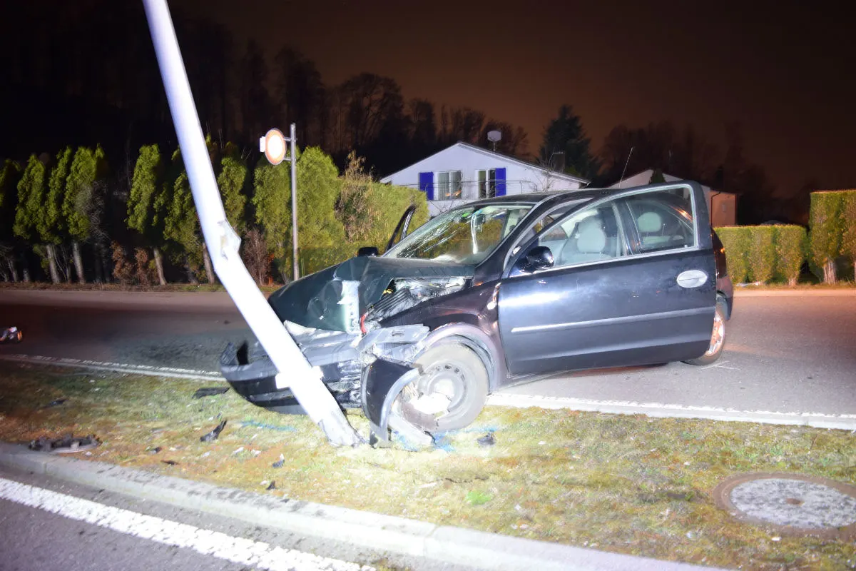 Mehlsecken LU - Auto fährt in Beleuchtungskandelaber