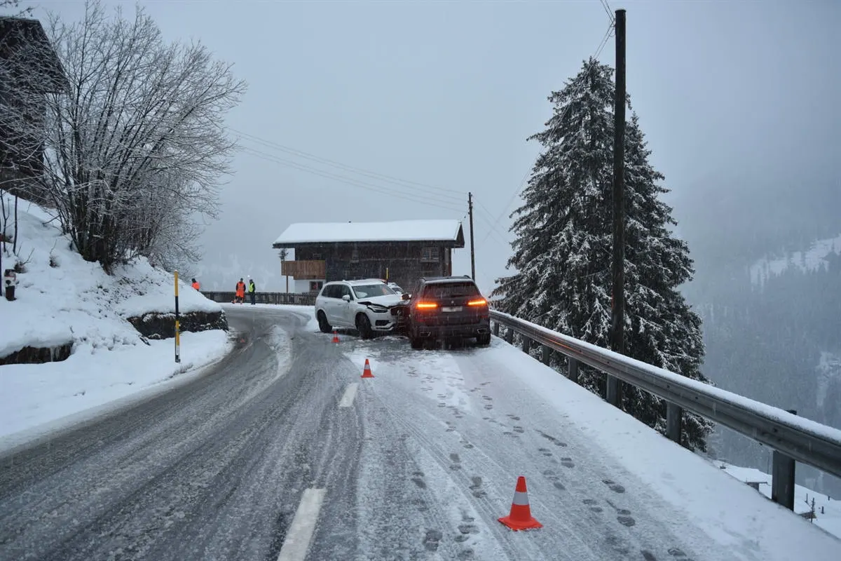 Langwies GR – Kollision auf schneebedeckter Fahrbahn