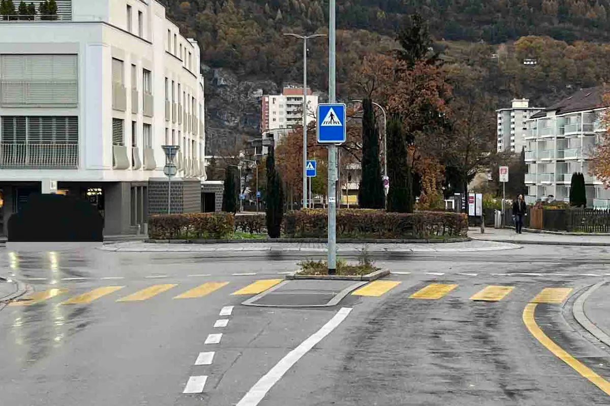 Chur GR – Autofahrer kollidiert mit Fahrradfahrer in Kreisel