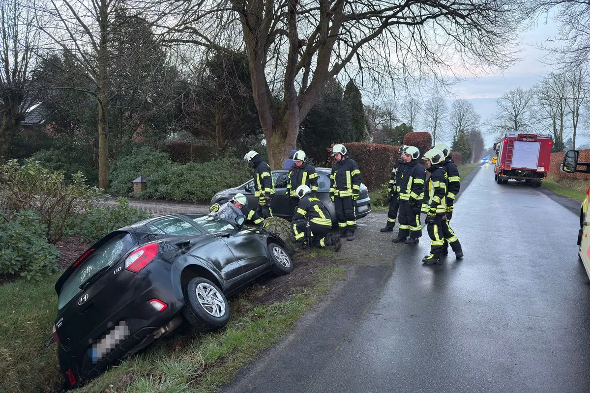 Aurich – Auto landet bei Unfall im Straßengraben