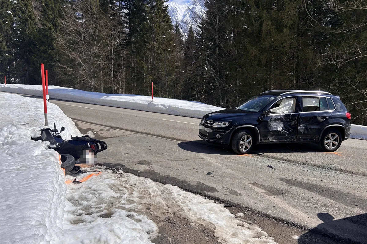 Ennetbühl SG – Motorradfahrer bei Kollision mit Auto verletzt