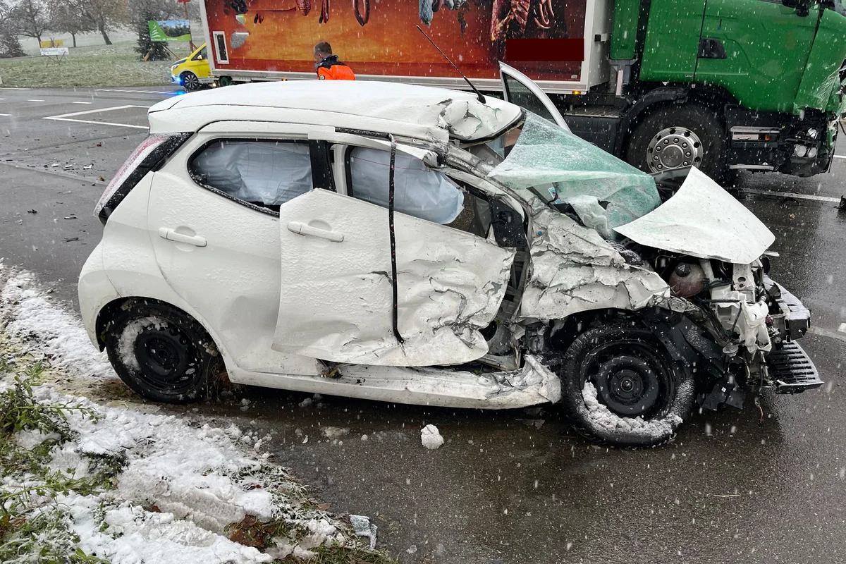 Wuppenau TG -  Über zehntausend Franken Sachschaden und eine Verletzte nach Unfall