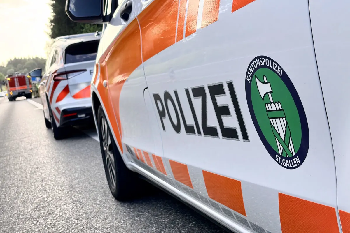 Drei Polizeifahrzeuge der Kantonspolizei St. Gallen stehen auf einer Autobahn. Im Hintergrund ist ein weiteres Einsatzfahrzeug zu sehen.