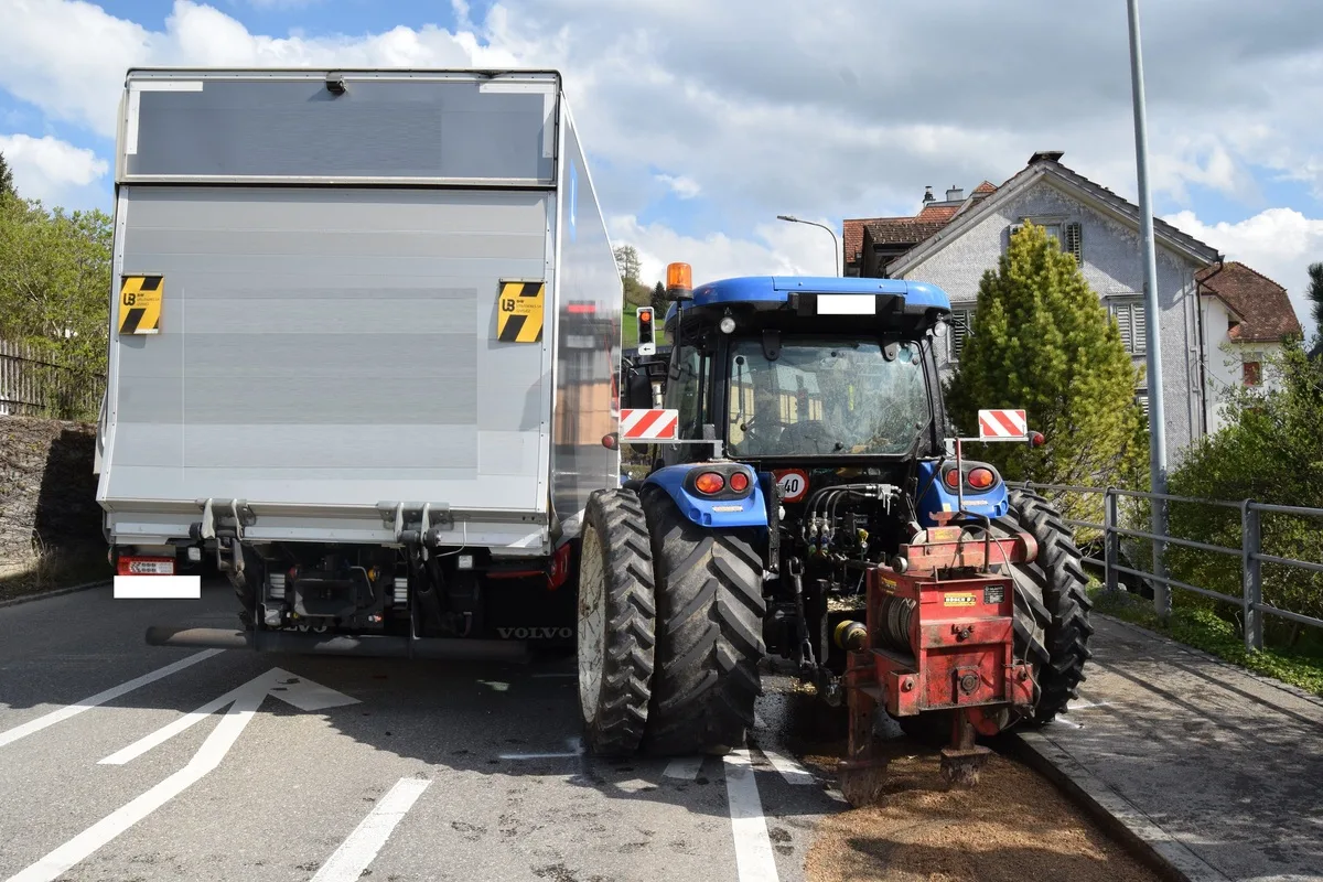 Verkehrsunfall zwischen Lastwagen und Traktor in Herisau AR