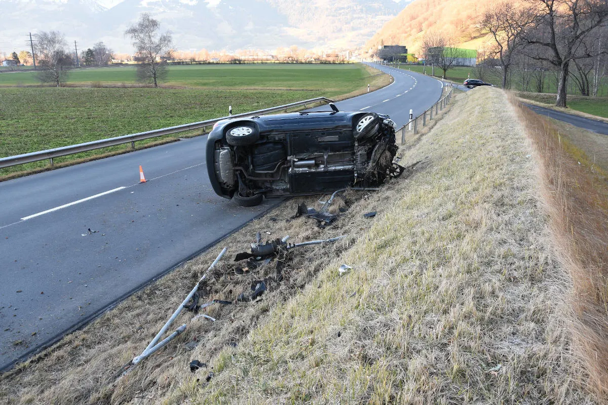 Unfall Sargans SG - Totalschaden nach Sekundenschlaf