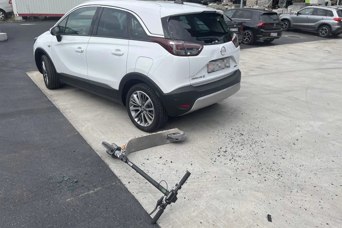 Niederuzwil SG - Unfall zwischen Auto und E-Scooter
