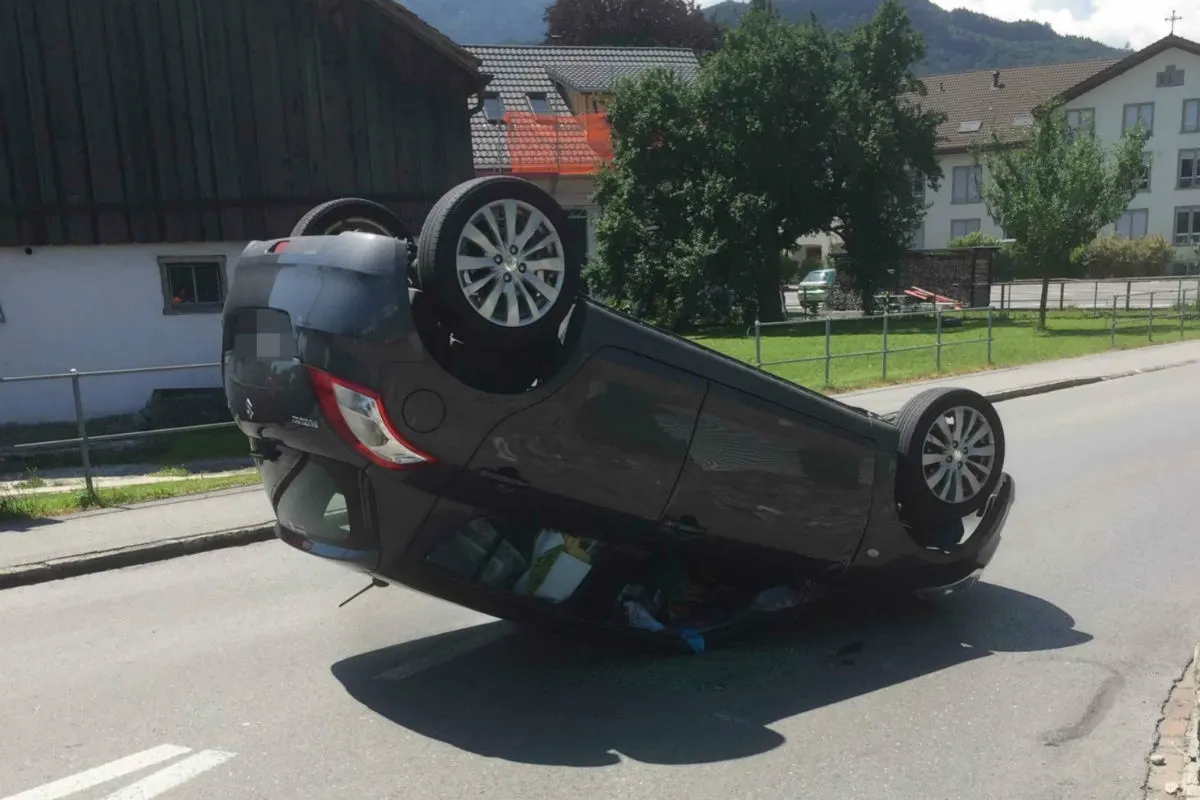 Oberriet SG - Auto fährt auf Stein und überschlägt sich