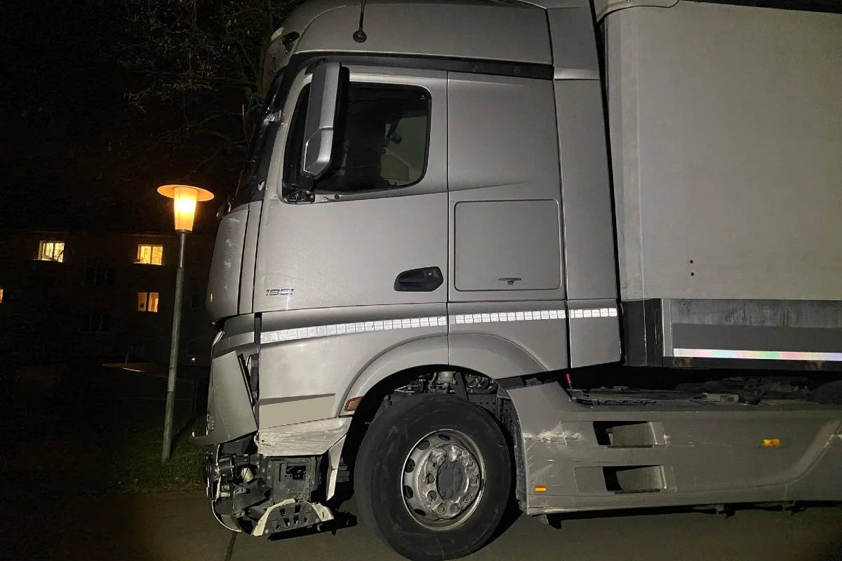 Dietwil (AG) - Übermüdeter Chauffeur prallt in Leitplanke und fühlt sich unwohl