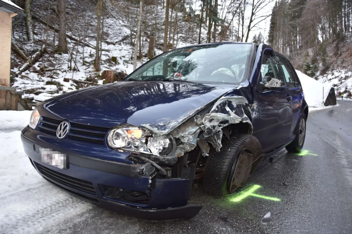 Wildhaus SG - 21-Jährige verliert Kontrolle über Auto und prallt in ein anderes Fahrzeug