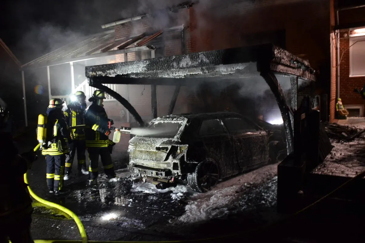 Grosser Feuerwehreinsatz in Horneburg - PKW-Brand greift auf Wohnhaus über!