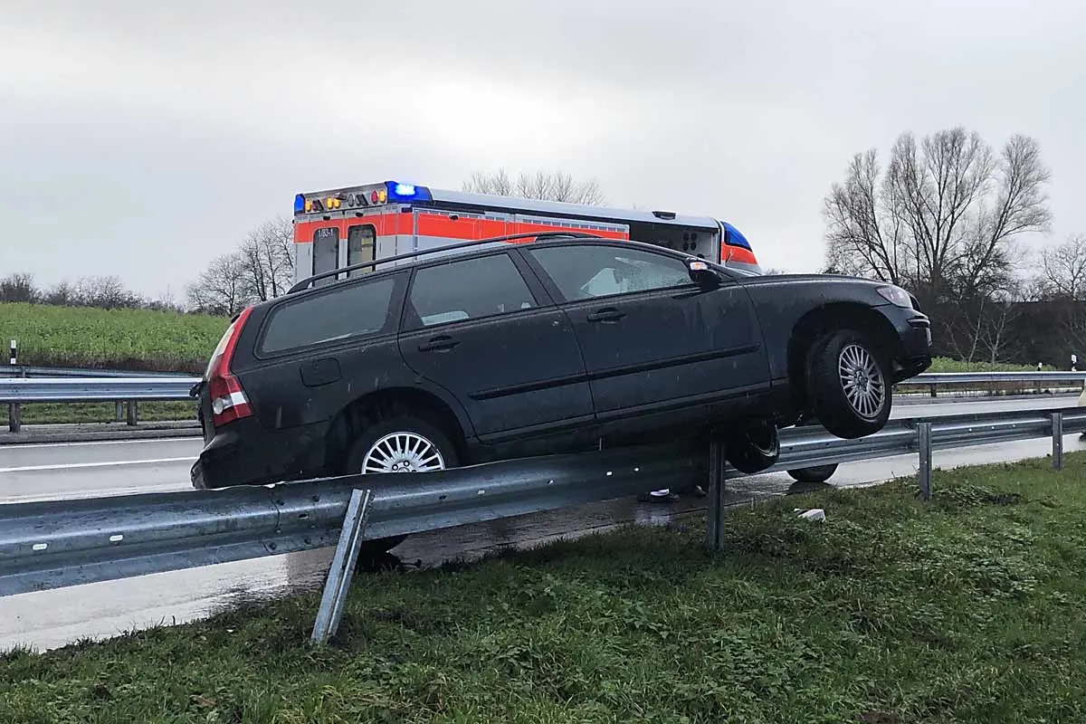 Landau - Unfall durch Aquaplaning