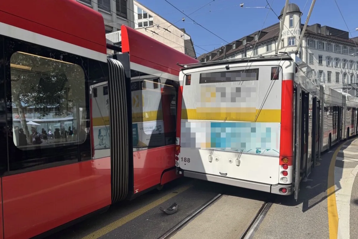 St.Gallen – Unfall am Marktplatz - Trolleybus kollidiert mit Schienenfahrzeug