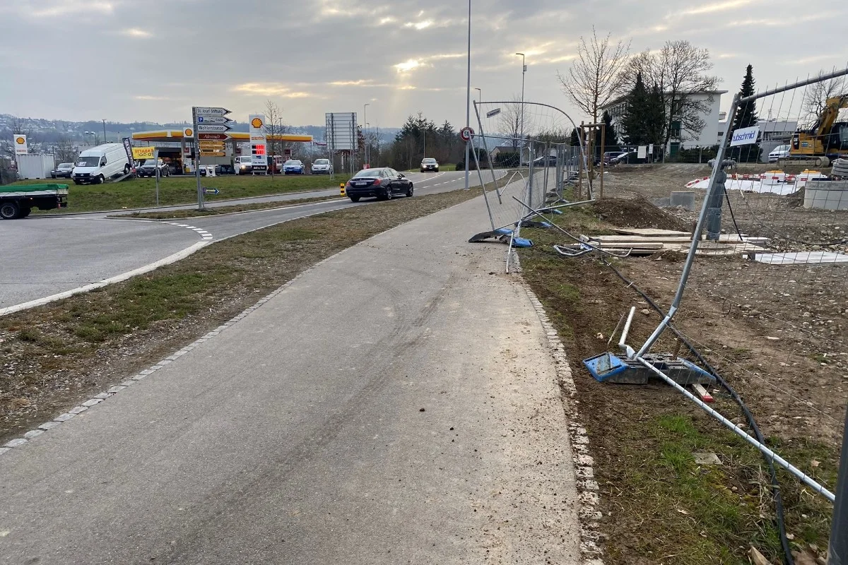 Bremgarten AG -  Roter Nissan wird gesucht - Wohl fahrunfähig Kollision verursacht