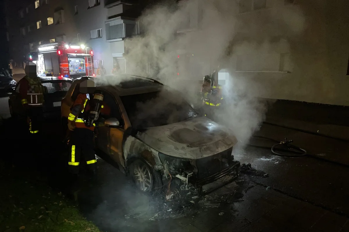 Stadt St. Gallen - Fahrzeug gerät in der Nacht in Brand