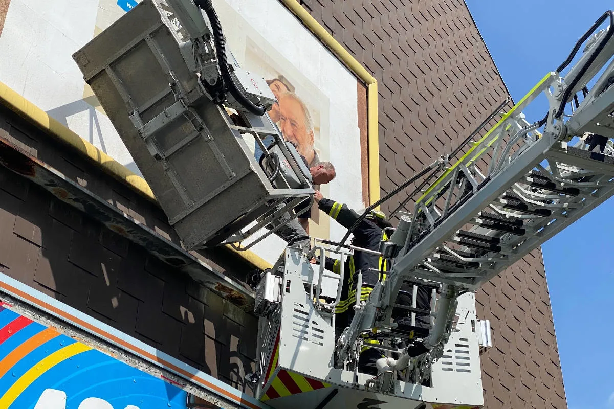 Dortmund – Technischer Defekt an Arbeitsbühne bringt Dachdecker in Bedrängnis