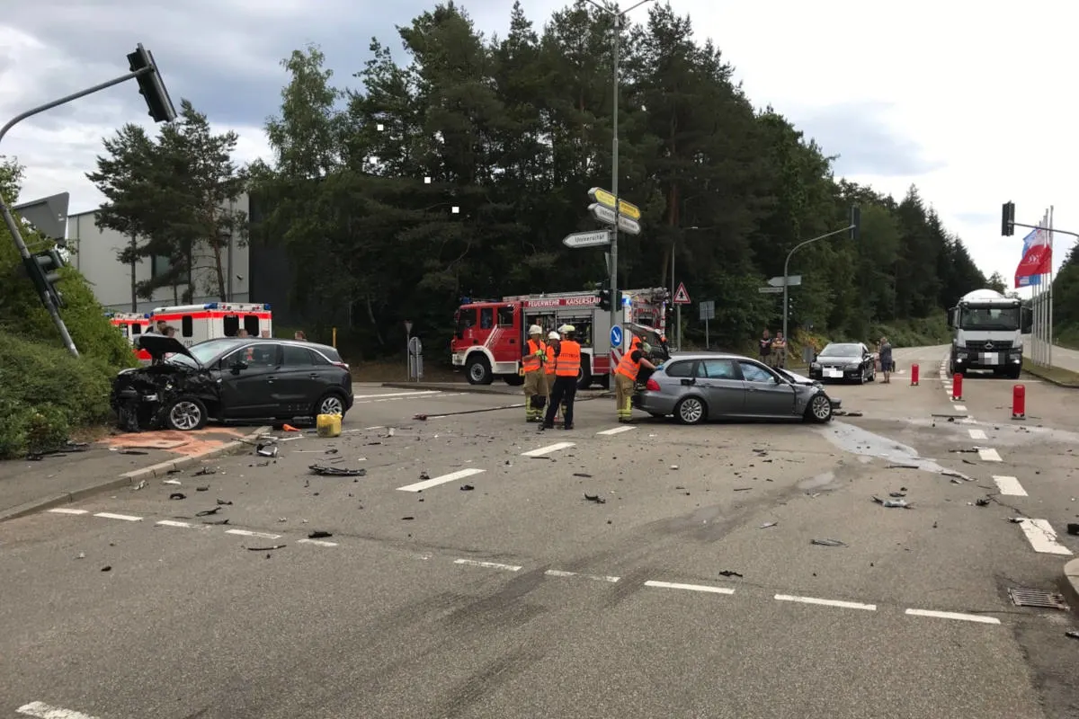 Polizei sucht Zeugen nach heftiger Kollision