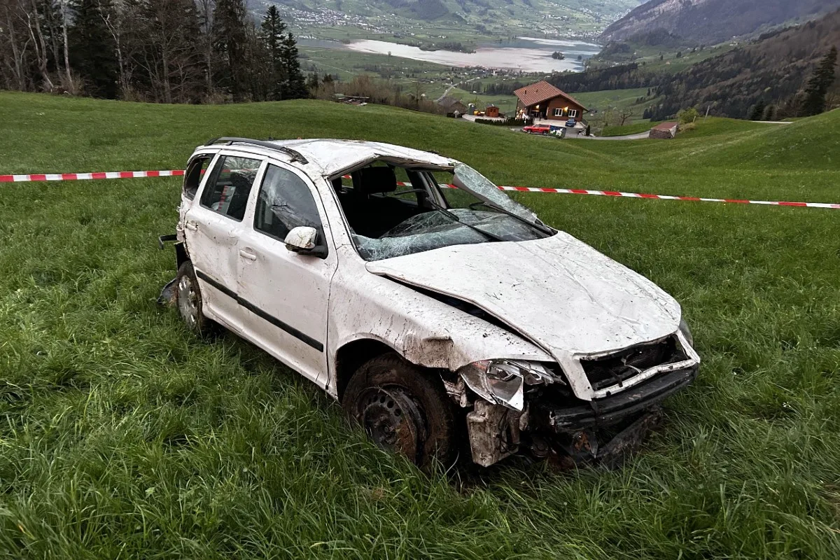 Goldau SZ - Fahrzeug abgestürzt - Strasse musste gesperrt werden