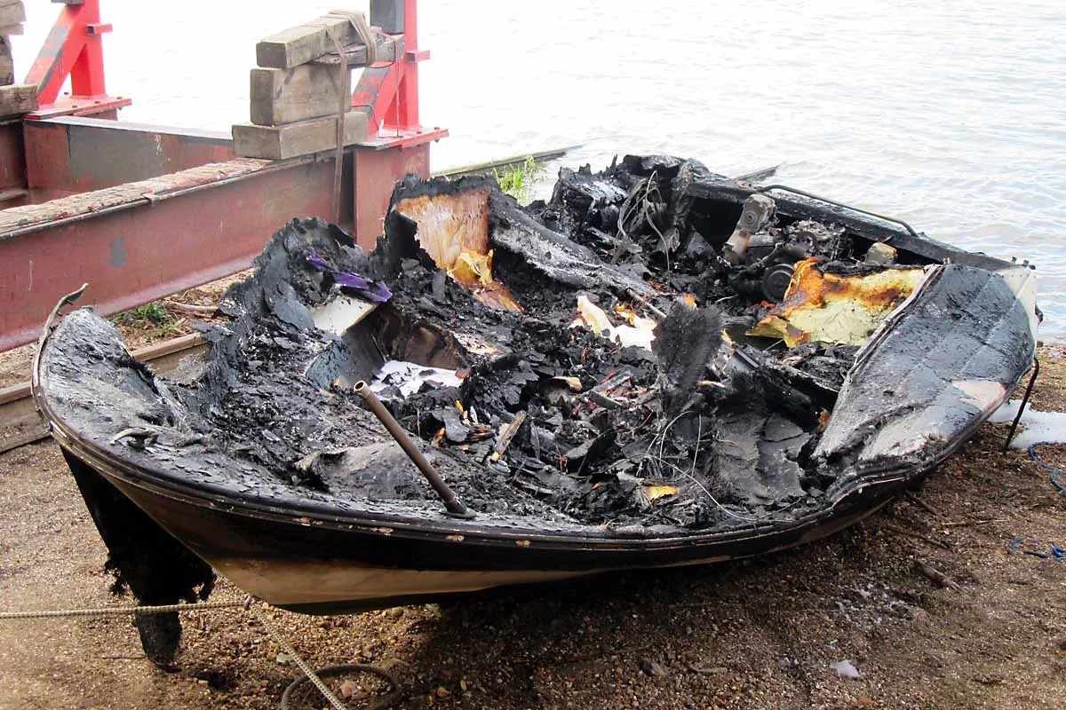 Mainz - Brand eines Sportbootes