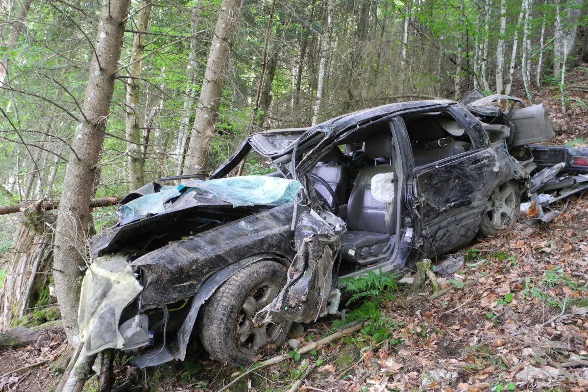 Morschach SZ - Schwerverletzter nach Fahrzeugabsturz
