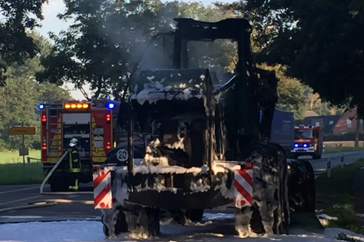 Brennender Harvester auf Landstraße